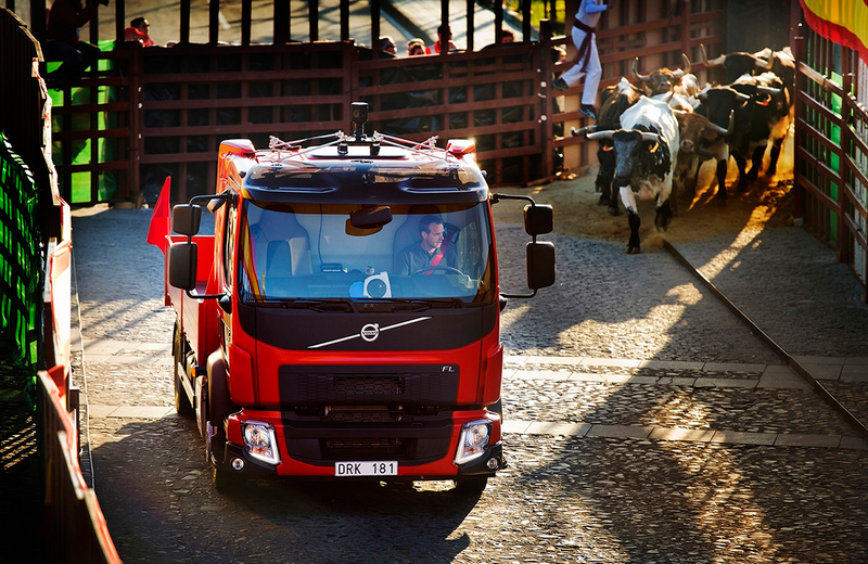 Illustration for article titled Viral Video: New Volvo FL Chased By Bulls